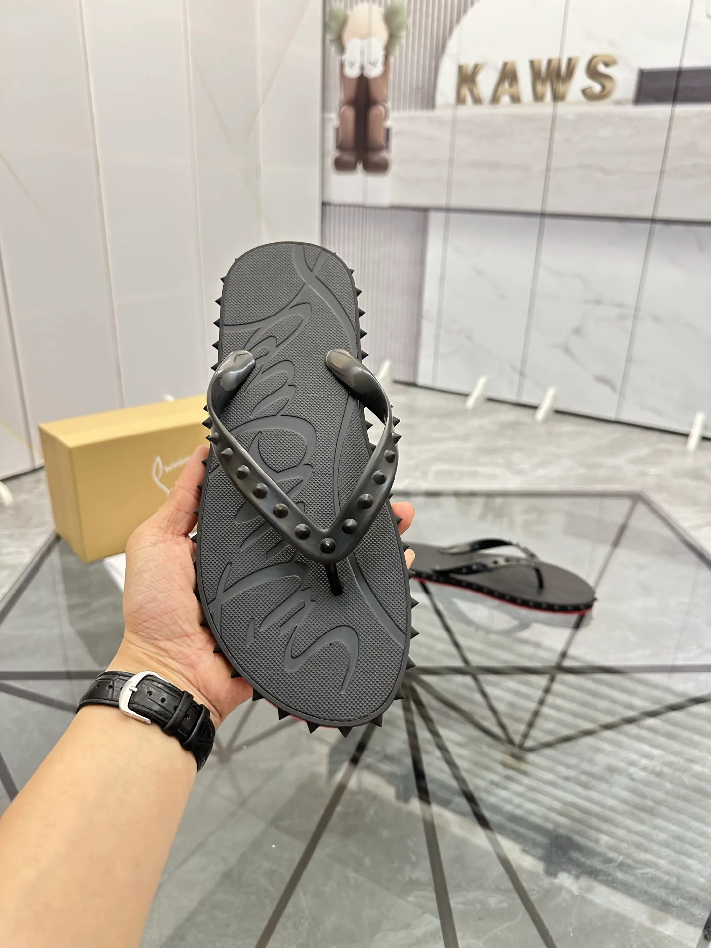 Men's shoes: 💰P280¥ Product trademark: CL red-soled shoes* "CL*" flip-flops Regular size: 36-44 (can be customized to 45.46) Couple style Product materials: Original material from upper counter, 5D color printing process, high-end rivets, original lining, original outsole. Number: 789